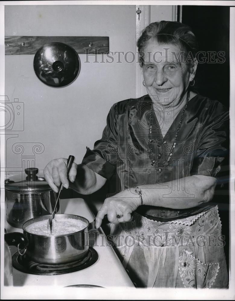 1955 Press Photo Nina Von Lamesan who is auctioning off her title of Baroness - Historic Images