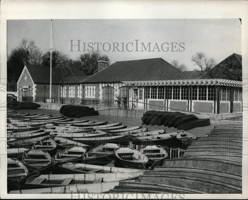 1954 Press Photo Central Park lake &amp; boathouse in NYC - Historic Images