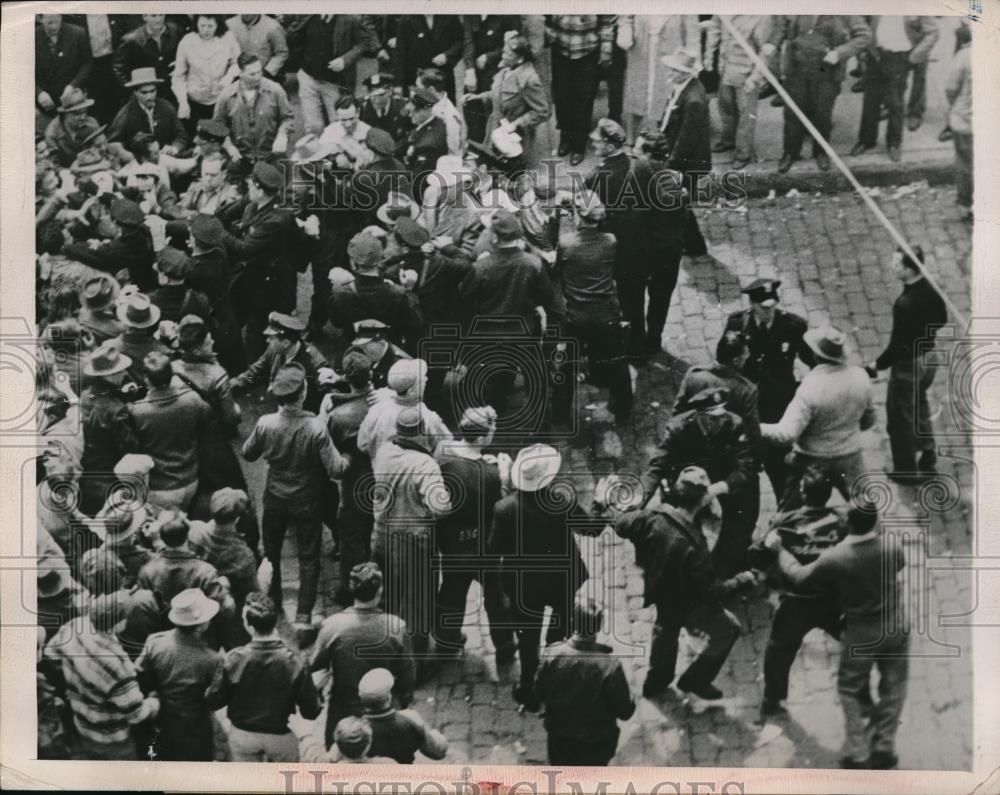 1948 Press Photo St Paul, Minn pickets of CIO workers battle police - Historic Images