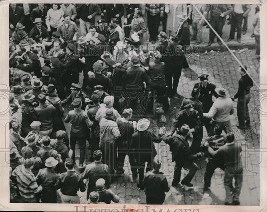 1948 Press Photo St Paul, Minn pickets of CIO workers battle police - Historic Images
