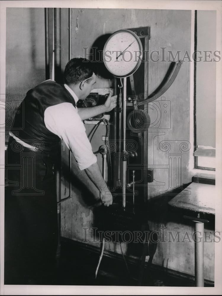 1936 Press Photo Man using Cotton testing machine at US Dept of Agriculture - Historic Images