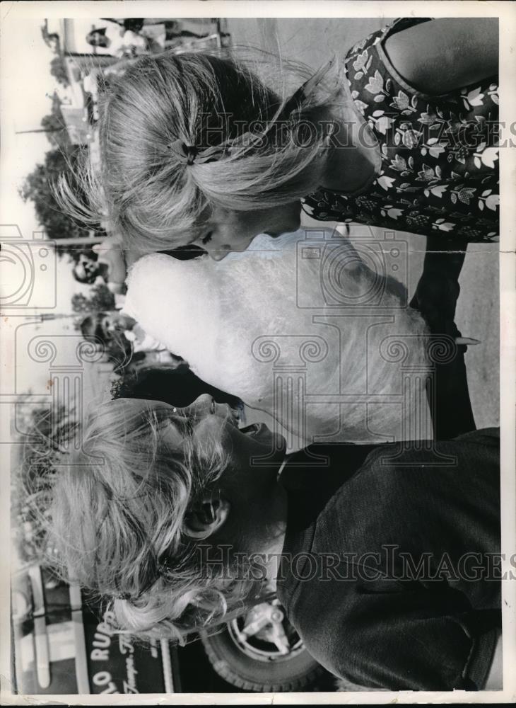 1972 Press Photo Mary Beth Sinclair &amp; Beth Ballash of Cleveland, Ohio - Historic Images