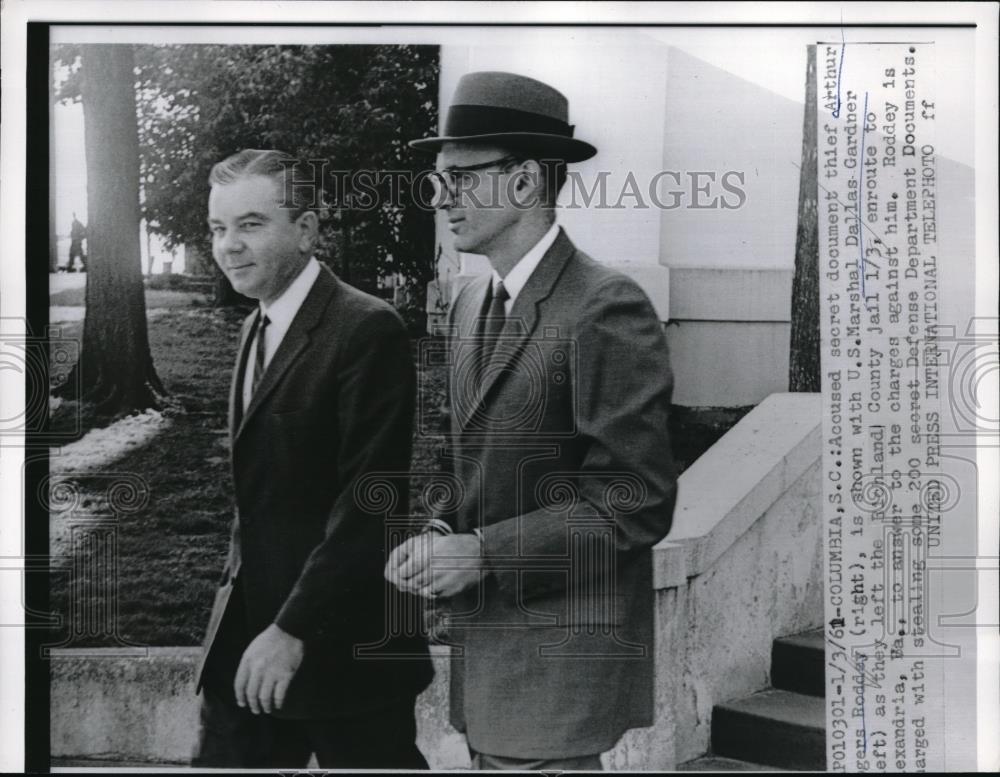 1961 Press Photo Columbia, S.C. Us Marshall D Gardner &amp; thief Art Roddey - Historic Images