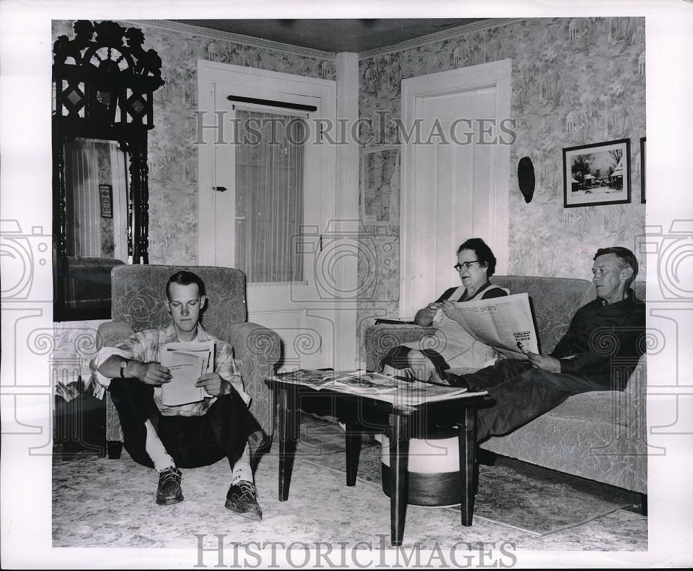 1958 Press Photo Mrs. Certon Newton harold and Mr. newton Farm - Historic Images