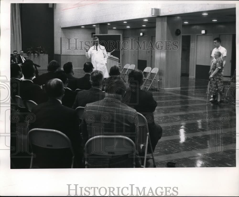 1962 Press Photo A doctor during a lecture w/ his patients - Historic Images