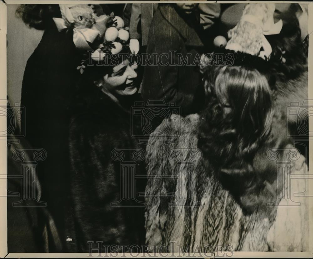 1946 Press Photo Scene from the Easter Day Parade where crowds join wearing - Historic Images