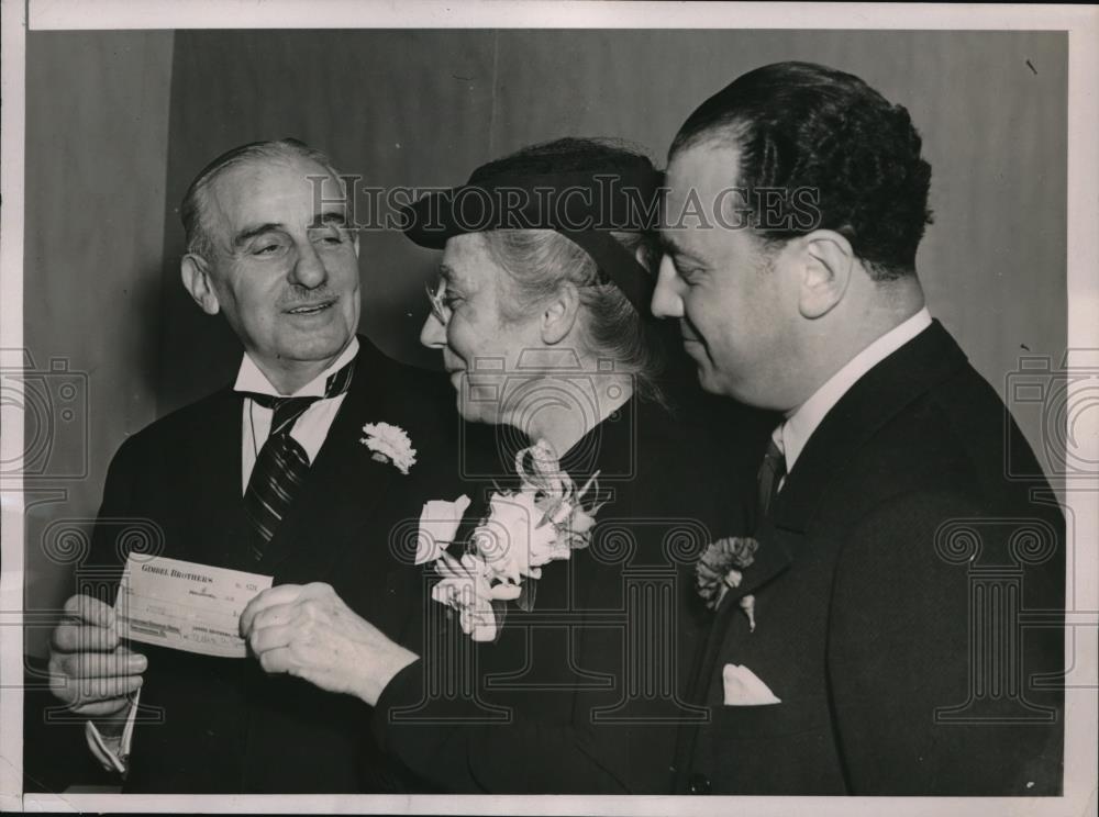 1940 Press Photo Dr. Catherine MacFarlane Receives Gimbel Award, Ellis Gimbel - Historic Images