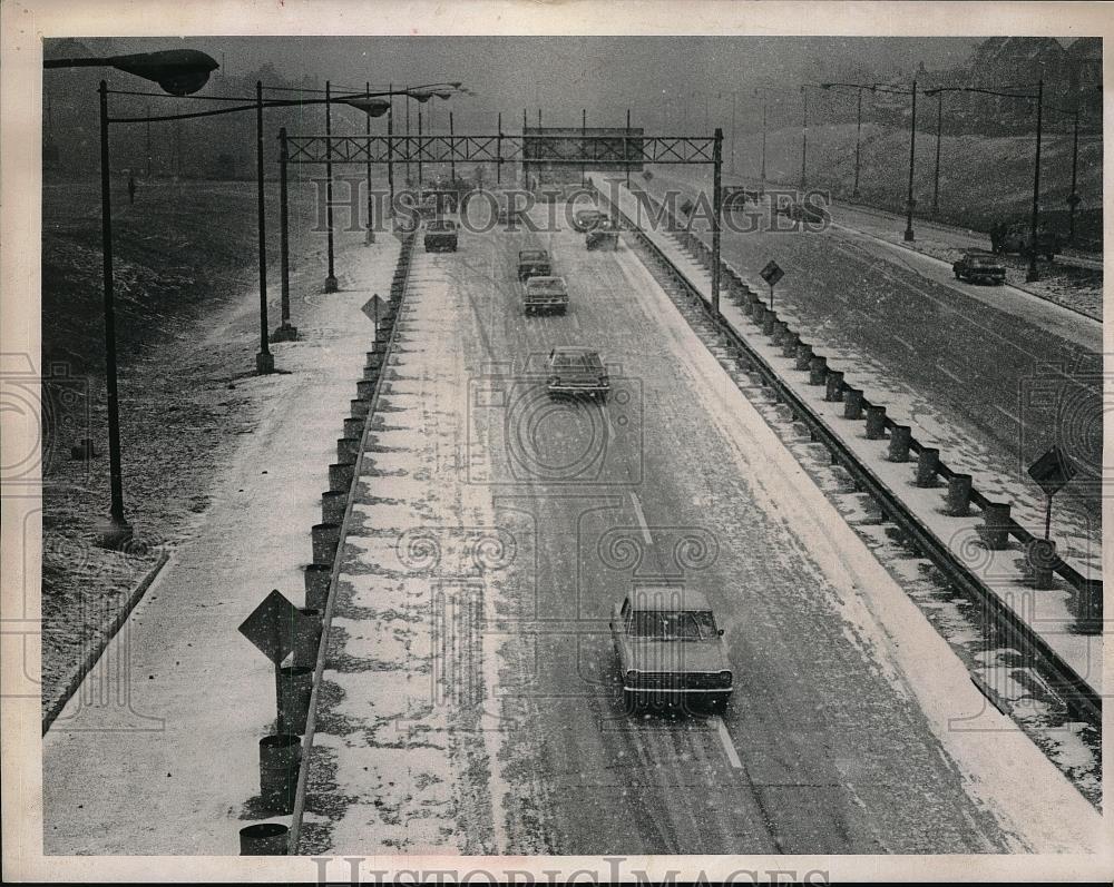 1966 Press Photo Cars Travel On Snow Covered Freeway - Historic Images