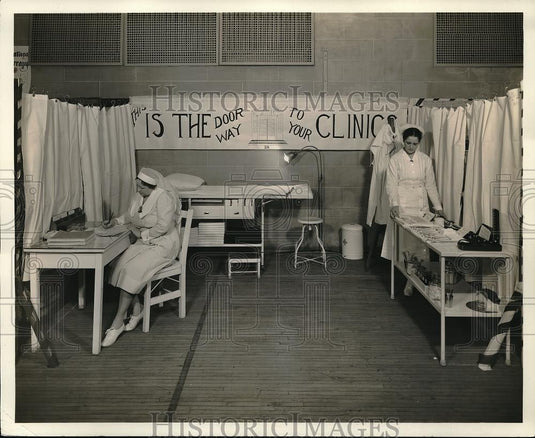 1956 Press Photo Nurses at a Cleveland, Ohio Clinic - Historic Images