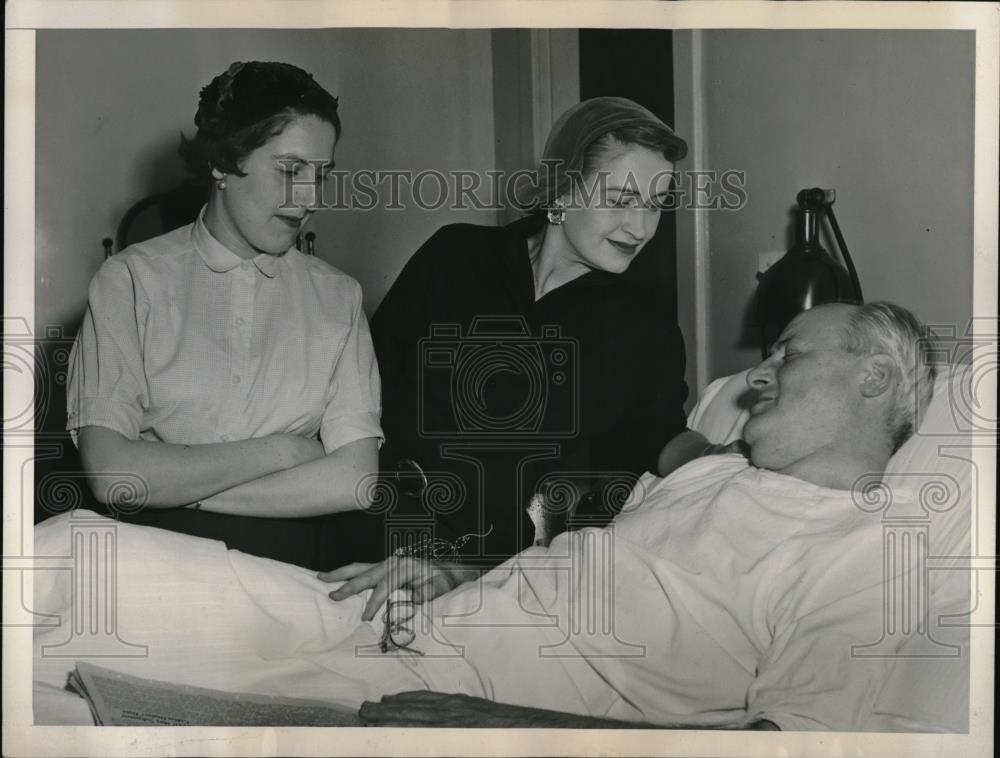 1954 Press Photo D.C. Mrs J O'Connor, Mrs Fallom & Rep. Fallon in hospital - Historic Images