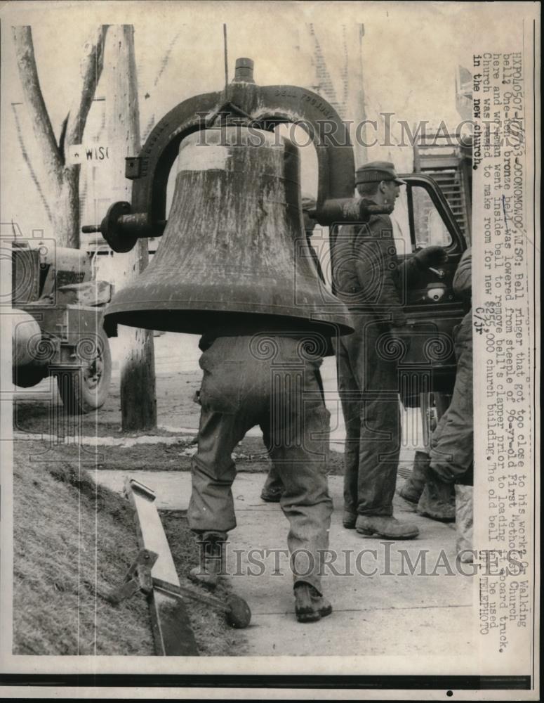 1963 Press Photo Crew Works To Lower Bell From Steeple Of First Methodist Church - Historic Images