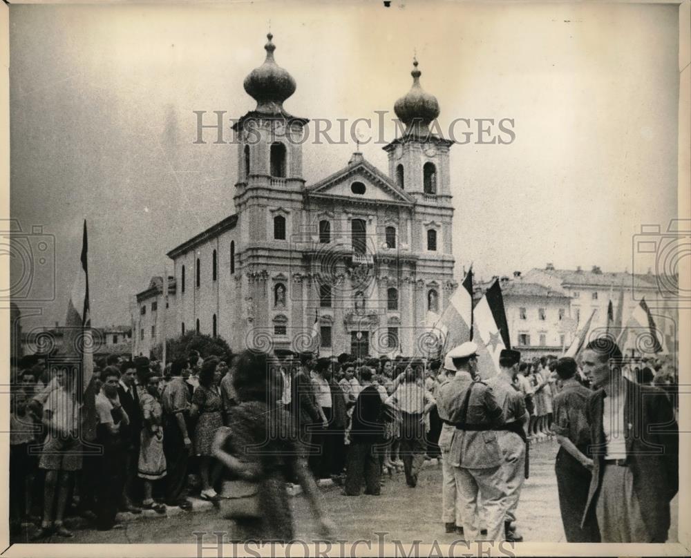 1946 Press Photo Citizens of Ghana protesting in front of a church while police - Historic Images