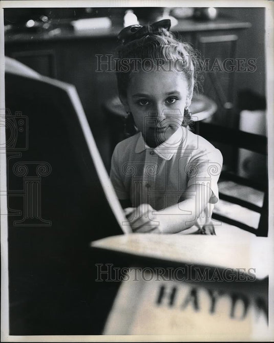 1959 Press Photo Giorgina Bender at her piano at age eight - Historic Images