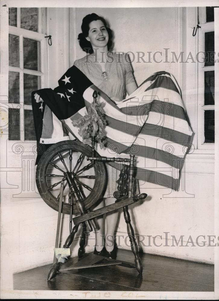 1940 Press Photo Philadelphia, Pa.Betsy Ross House, Mary N Porter &amp; replica flag - Historic Images