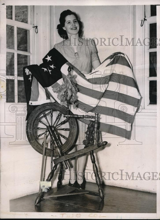 1940 Press Photo Philadelphia, Pa.Betsy Ross House, Mary N Porter & replica flag - Historic Images