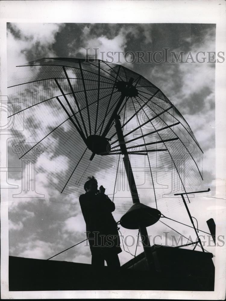 1945 Press Photo Beach Umbrella Antenna Used by U.S. Marine Corps - Historic Images