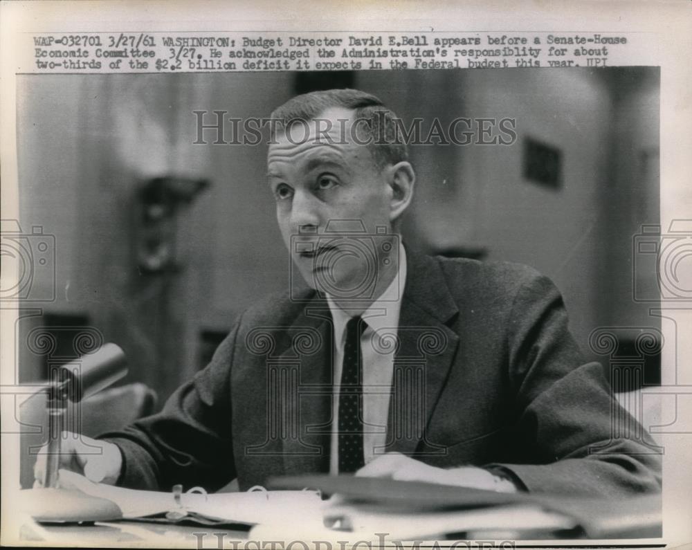 1961 Press Photo budget director David Bell talks about federal deficit in D.C. - Historic Images