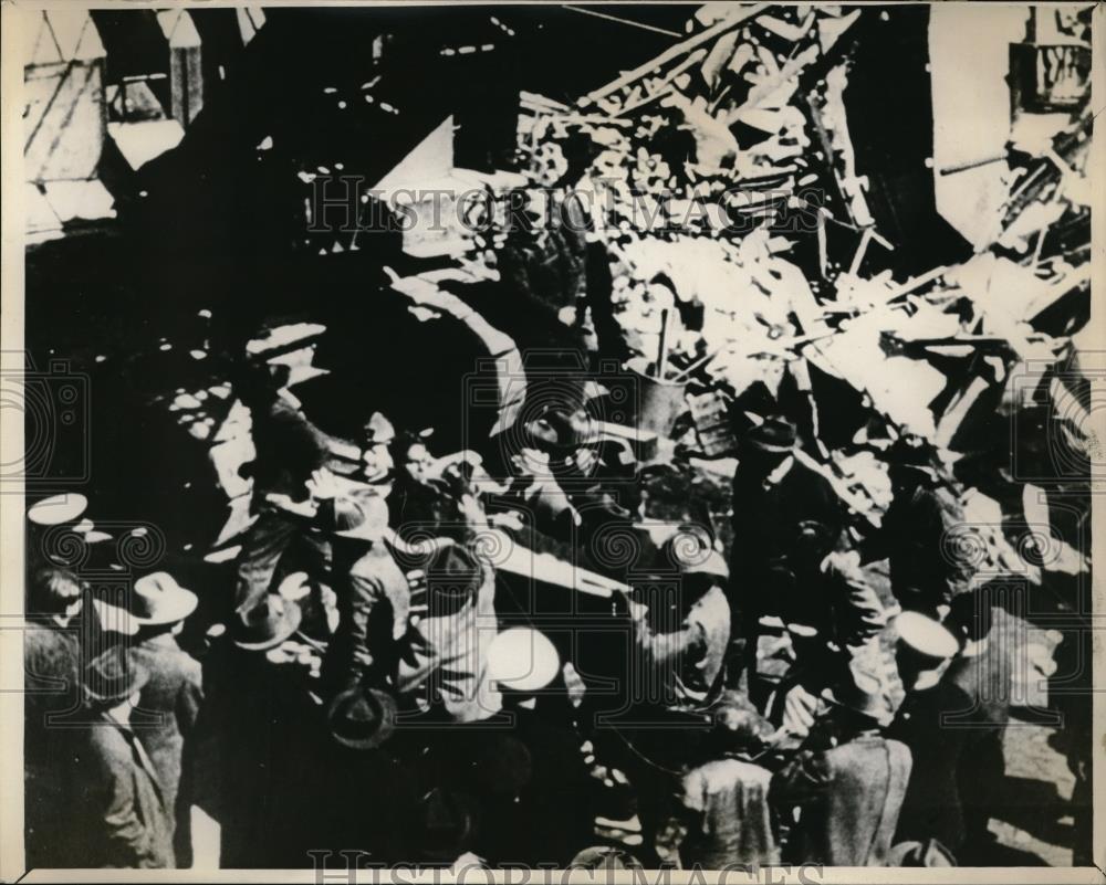 1947 Press Photo Citizens &amp; rescue workers working together to bring survivors - Historic Images