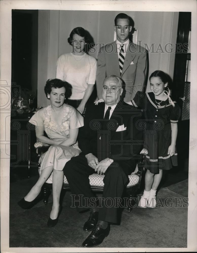 1951 Press Photo Mr. &amp; Mrs. William J. McDermott and Family, Molly, Nan, William - Historic Images