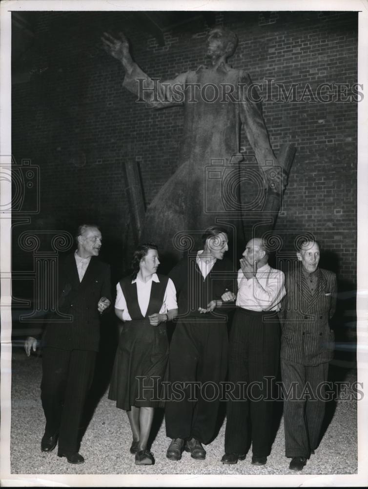 1955 Press Photo five Germans released from Soviet prisons gather at memorial - Historic Images