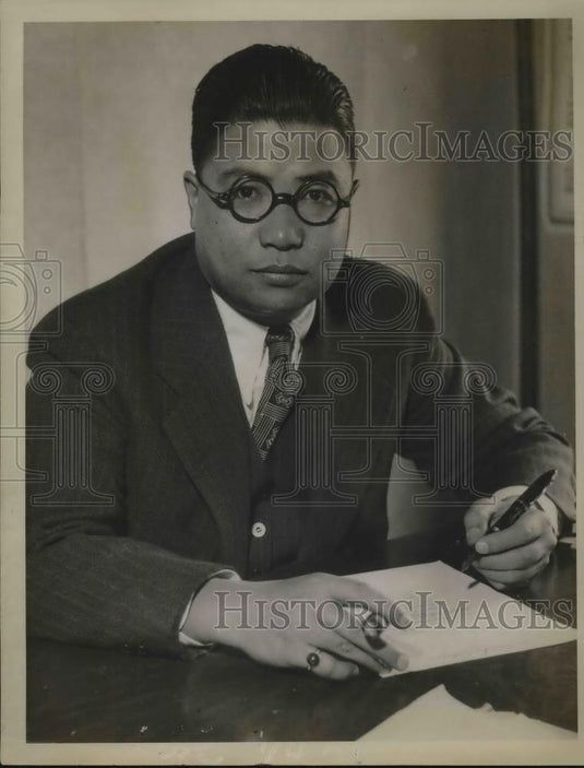 1933 Press Photo Mr Chee Kim Ho at his work desk - Historic Images