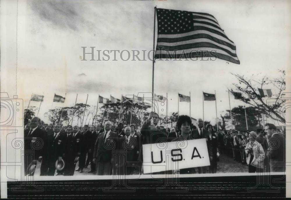 1964 Press Photo Shot Putter Parry O&#39;Brien Raises American Flag During Ceremony - Historic Images