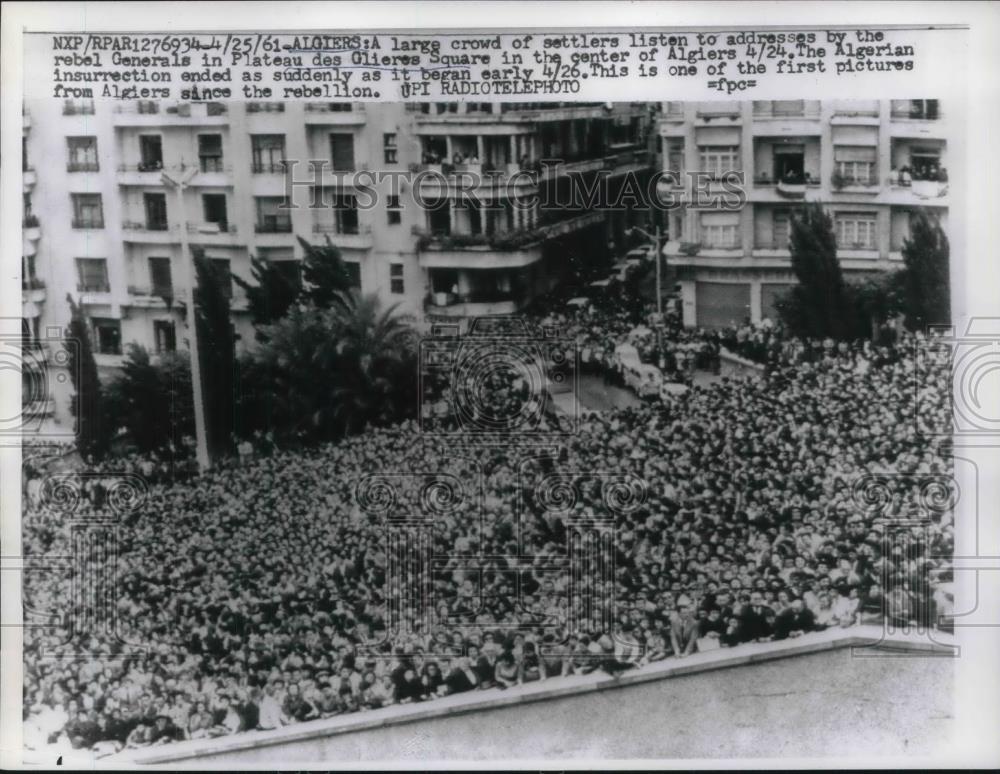 1961 Press Photo Crowd Listen to Rebel Generals in Plateau des Glieres Square - Historic Images