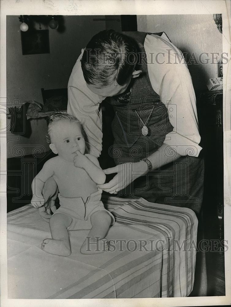 1939 Press Photo Kansas City,MO. Ed Moeller in diaper championship with a baby - Historic Images