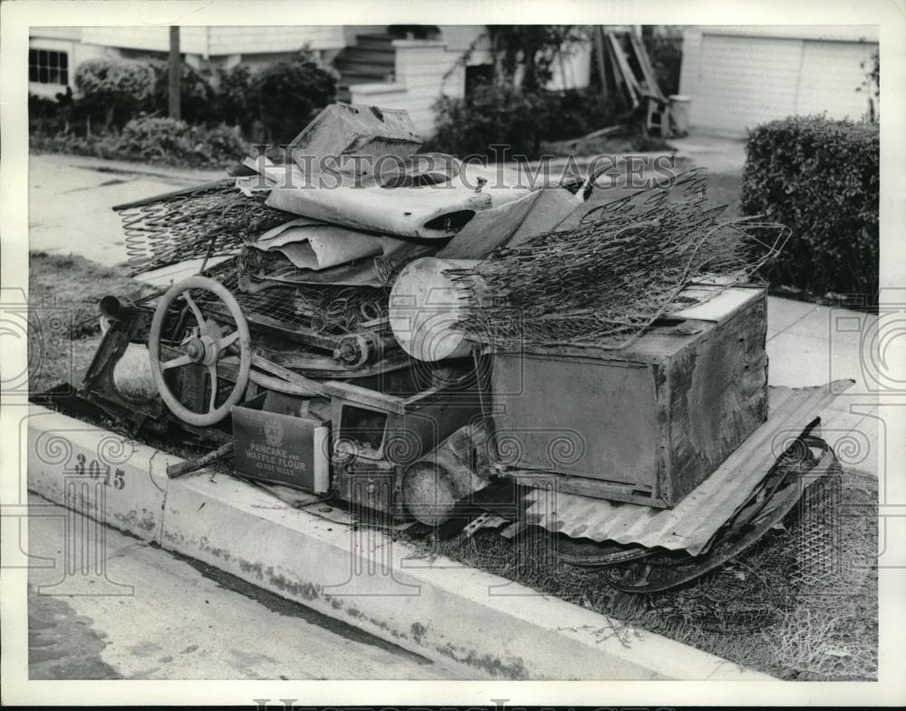 1942 Press Photo Oakland, Calif. metal scrap collection for war effort - Historic Images