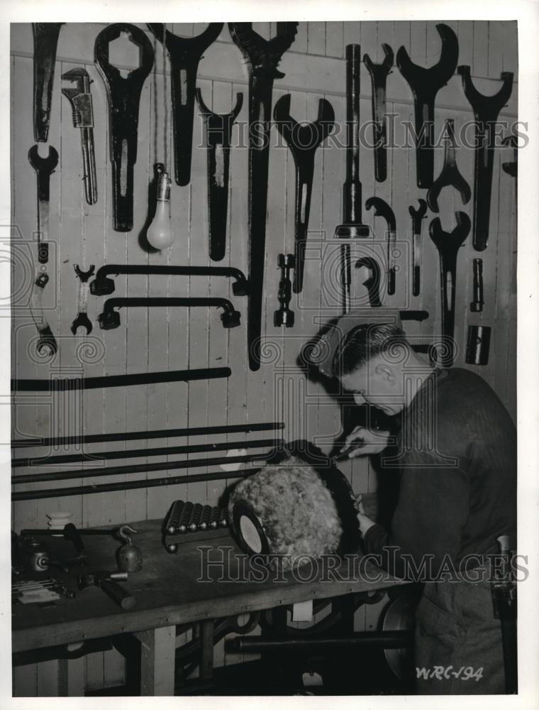 1940 Press Photo worker making repairs at Canada&#39;s East Coast fortification - Historic Images