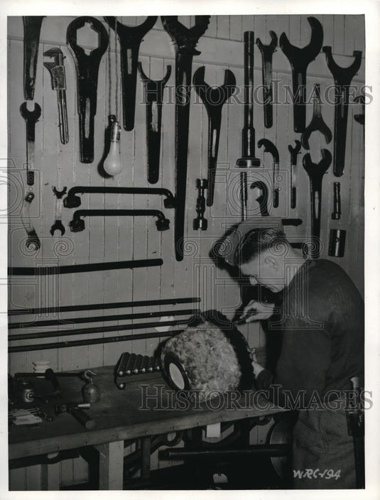 1940 Press Photo worker making repairs at Canada's East Coast fortification - Historic Images