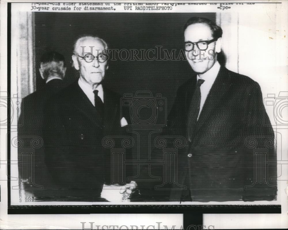 1959 Press Photo London, Philip Noel-Baker &amp; son , Sr received Nobel Peace Prize - Historic Images