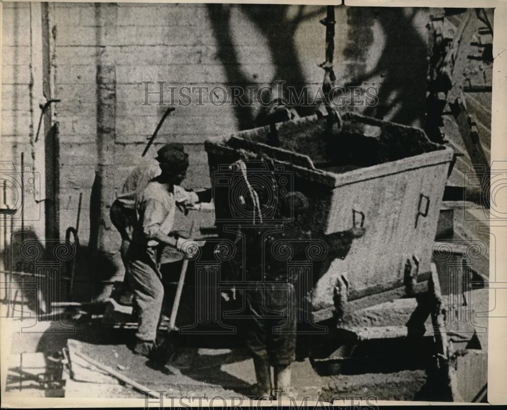 1946 Press Photo Russian workers busy to rebuilt the Dnieper dam after it was - Historic Images