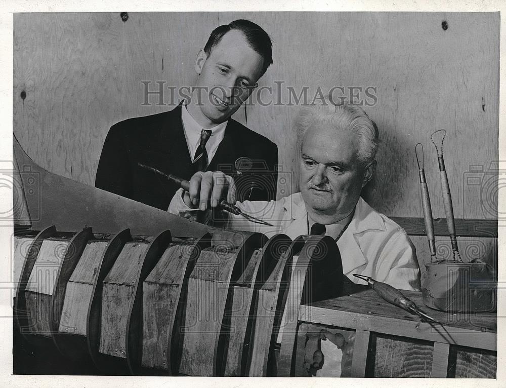 1943 Press Photo Artist/Sculptor A.P. Baldecchi develop mural to Airplane design - Historic Images