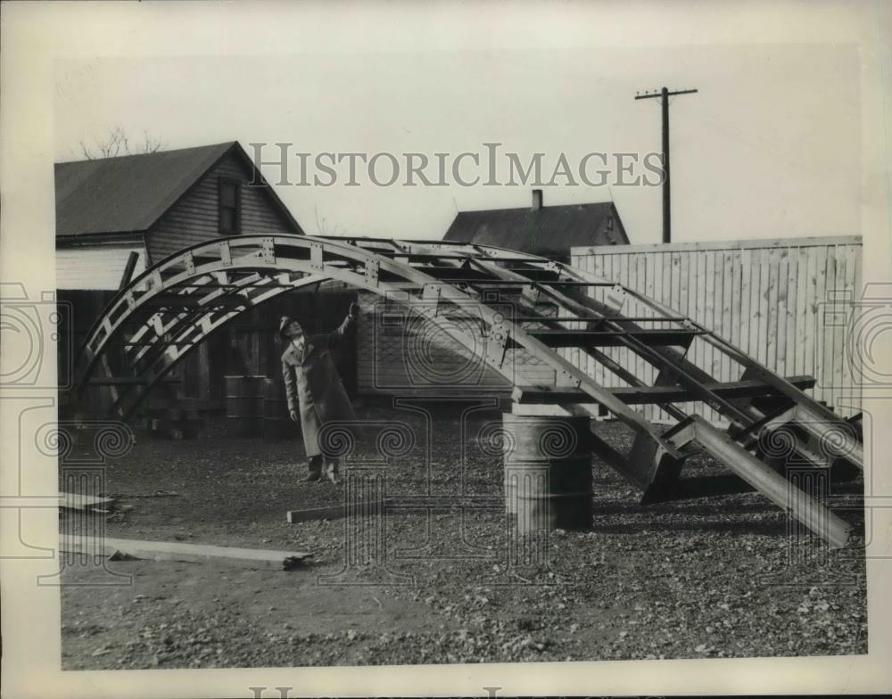 1934 Press Photo Company President CJ Patterson Examines Metal Framework - Historic Images