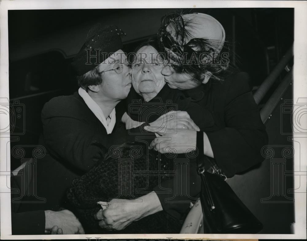 1949 Press Photo Mrs. Olga Stefanaes Arriving from Greece Martha Cafataros Stell - Historic Images