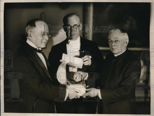 1930 Press Photo Rev. Herbert Berk, James Beck receive Bok Service Award - Historic Images