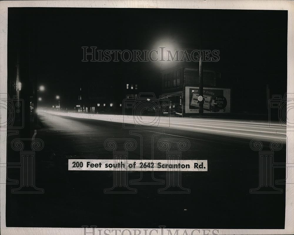 1949 Press Photo Cleveland, Ohio Scranton rd scene of car hitting pedestrian - Historic Images