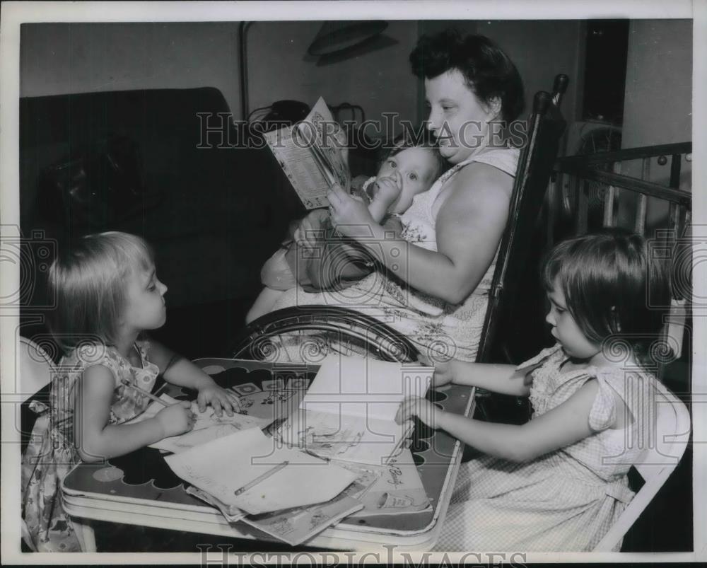 1960 Press Photo Mrs. Rachel Kawa Schmidtke, Katerine Ann, 3, Laura, Mary, 5 - Historic Images