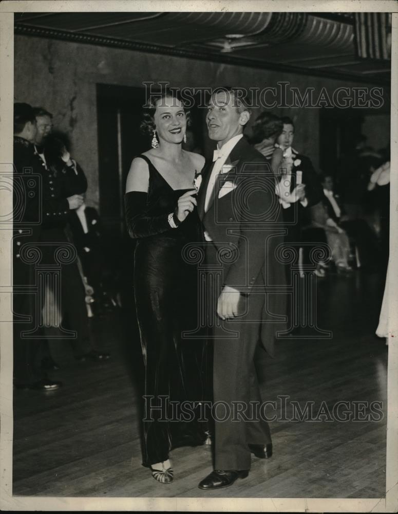 1932 Press Photo Mrs J Stewart Bonnie Dances With Friend - Historic Images