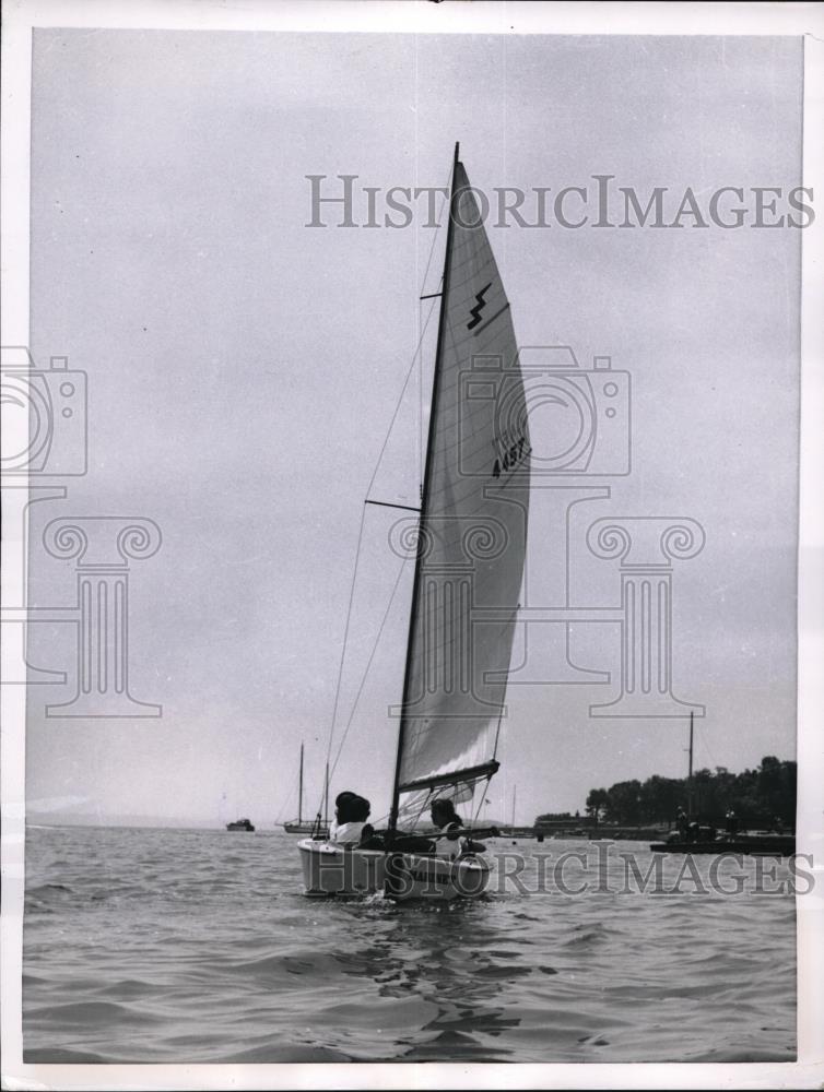 1955 Press Photo The Marinet, at the helm is Noel Booth - Historic Images