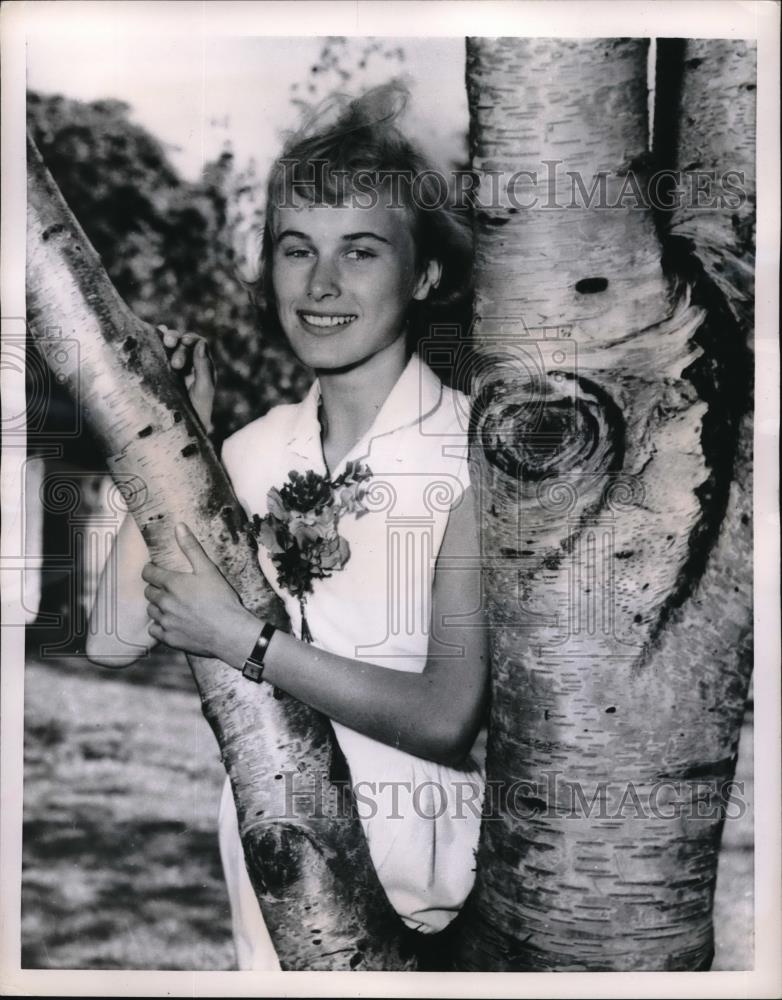 1955 Press Photo Stockholm, Sweden Birgitta Bergendahl signs movie contract - Historic Images