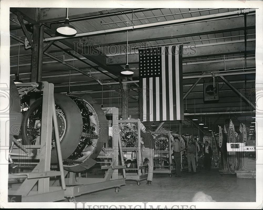 1941 Press Photo Men testing motors for high speed production plant - Historic Images