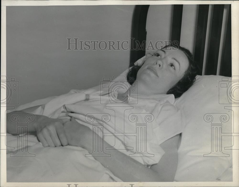 1939 Press Photo Dental asst Jerolin Burke in a hospital bed - Historic Images