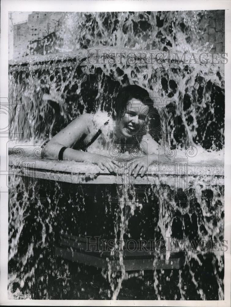 1957 Press Photo Moya Applebee Private waterfall London - Historic Images