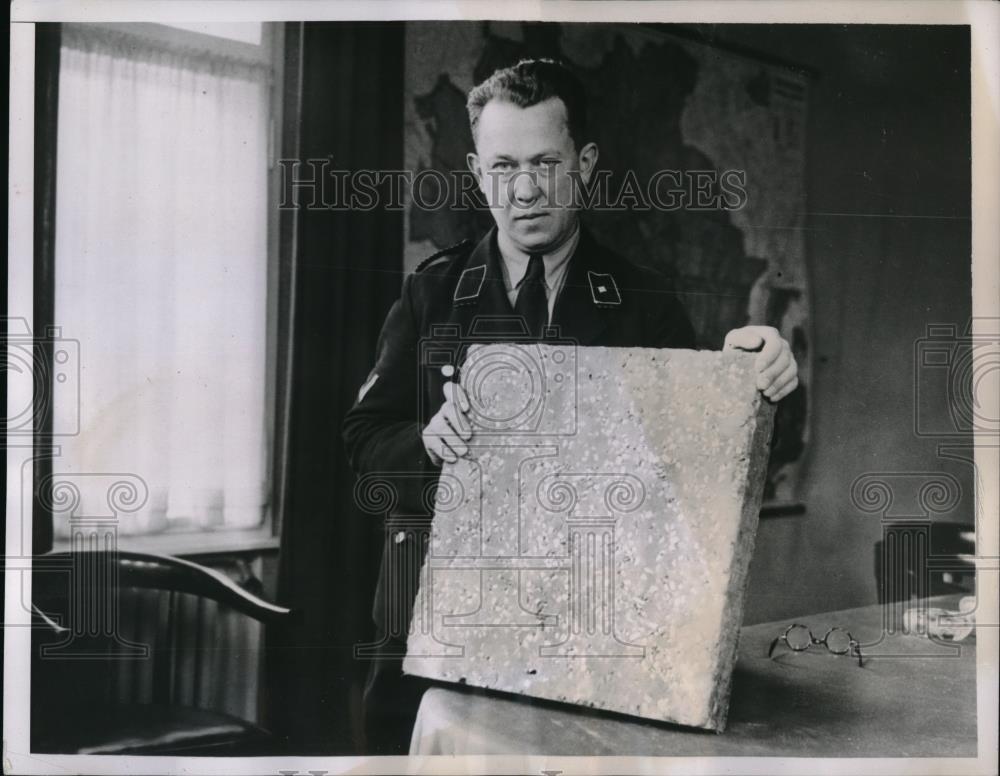 1935 Press Photo Berlin chemist Herr Aretz &amp; block of bldg. material - Historic Images