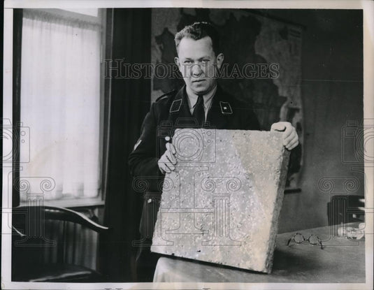 1935 Press Photo Berlin chemist Herr Aretz & block of bldg. material - Historic Images