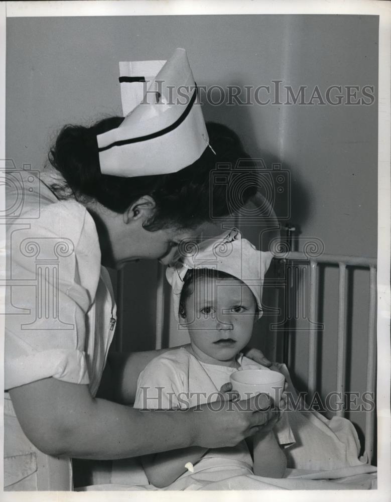 1946 Press Photo Shirley Ruth, Neglected Child Cared by Mrs. Lillian Eldridge - Historic Images