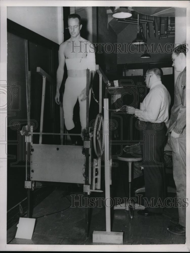 1959 Press Photo Navy Lt. Malcolm Carpenter Does Stress Test, Dr. Edward Weiss - Historic Images