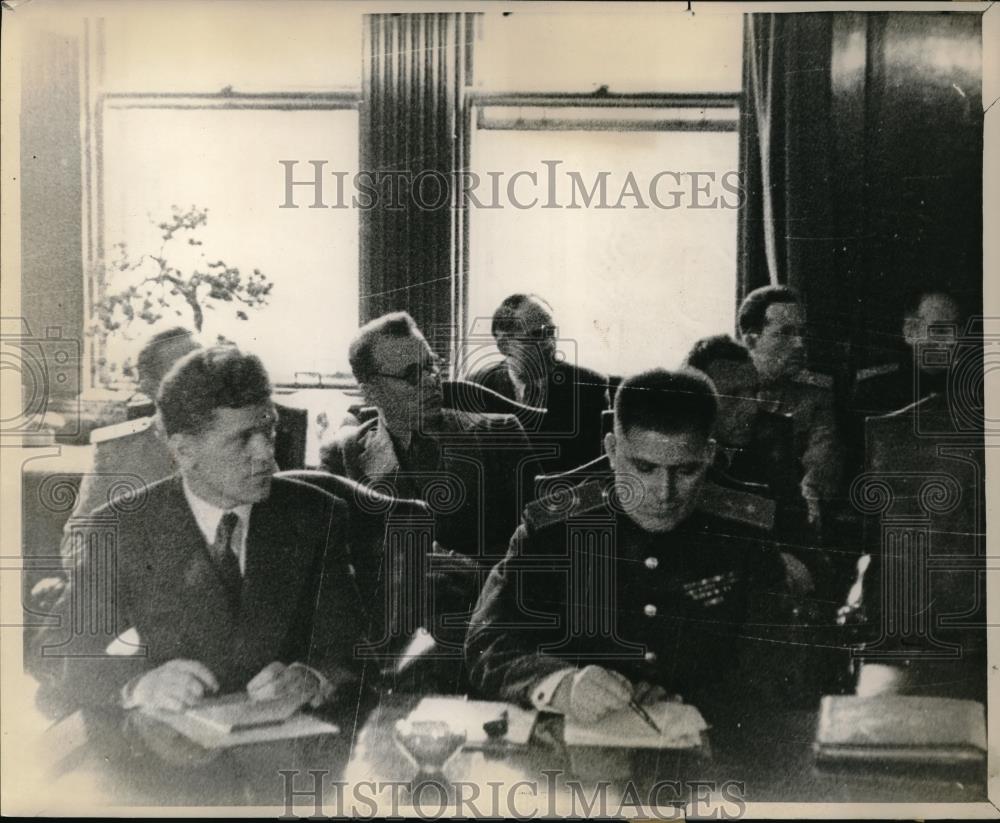 1946 Press Photo US Army officials attending a briefing before the mission - Historic Images